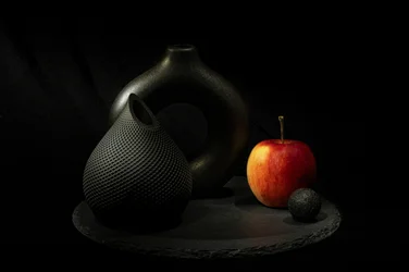 Jarrones negros, manzana roja