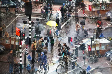 Un día lluvioso y bullicioso en la ciudad