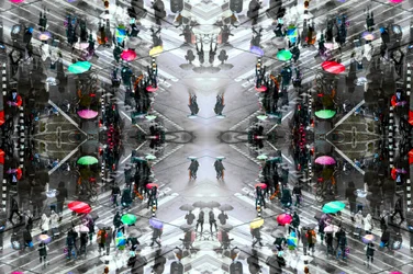 Paraguas de colores: Simetría urbana