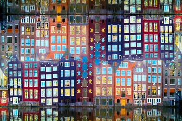Casas junto al canal iluminadas