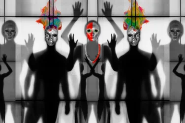 Reflejo de figuras enmascaradas