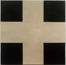 Cruz blanca sobre fondo negro