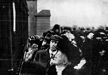 Notificación oficial de la muerte del Rey Eduardo publicada fuera del Palacio de Buckingham, 1910