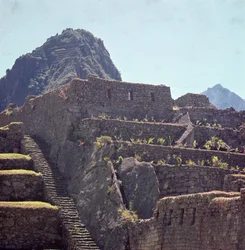 Ruinas de edificios en terraza de la ciudadela en Machu Picchu
