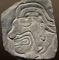 Relieve inca que representa un rostro de perfil (piedra)