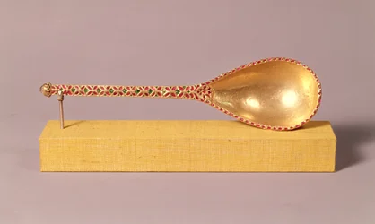 Cuchara ceremonial adornada con rubíes, esmeraldas y un diamante, Mughal