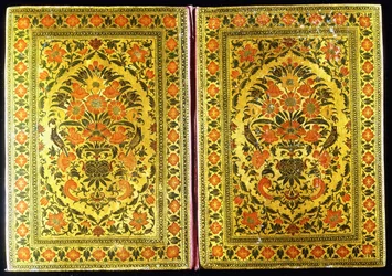 Un par de cubiertas de libros lacadas decoradas con un diseño floral, con un jarrón de flores y pinzones en el centro