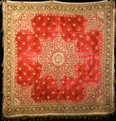 Cubierta de suelo de terciopelo escarlata con borde de terciopelo verde, densamente bordada en hilo dorado