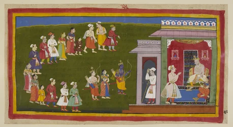 Add 15296 (1) f.48r, Rama y Laksmana, vestidos como antes pero armados con espada, arco y flechas, acompañados por Sita, caminaron humildemente por las calles atestadas de personas afligidas hacia el palacio de su padre. Sumantra los anuncia al entronizado