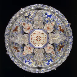 Un plato de dulces de plata india e incrustaciones de jade, que representa leones y elefantes entre un denso follaje, principios del siglo XIX