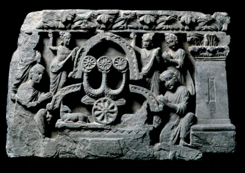 Arte de Gandhara (o Greco-Budismo): “Buda en oración” el milagro de Sravasti. Relieve de la Escuela de Gandhara - siglos II a IV - Museo Indio, Calcuta, India