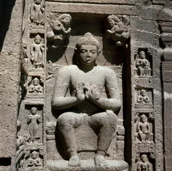 Buda, estatua tallada en la cueva 19