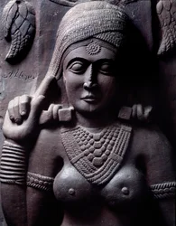 Budismo: “Sudarsana Yakshini” (detalle) del stupa de Bharhut. Bajorrelieve de piedra negra, siglo II a.C. Kolkata, Museo Indio
