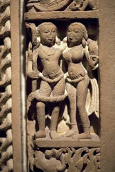 Pareja de amantes. Marco de puerta de piedra tallada, arte de Rajastán o Uttar Pradesh (India), siglos IX-X. Museo Nacional de Corea, Seúl (Corea del Sur).