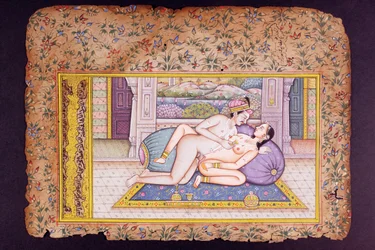 Escena erótica en un lujoso boudoir, pintura en miniatura de Rajastán