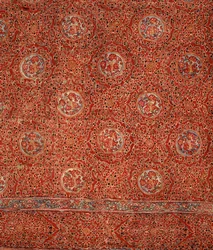 Tela con patrón floral y rondeles dentro de marcos