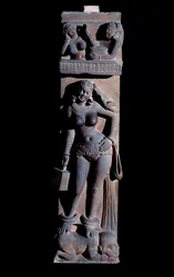 Hinduismo: representación de un espíritu de la naturaleza Yakshini (Yaksi), sosteniendo una jaula y un loro, de pie sobre un enano - escultura de Mathura, arenisca, siglo II