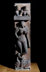 Hinduismo: representación de un espíritu Yakshini con un loro, de pie sobre un enano. Escultura de Mathura, gres, siglo II. Calcuta, Museo Indio