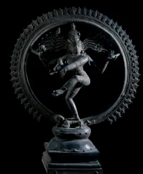 Hinduismo: representación del dios Shiva Nataraja, dios de la danza. Escultura de bronce del siglo XII. Kolkata, Museo Indio