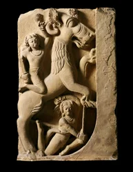 Arte indio: Grifo con dos guerreros. Dinastía Gupta (320-600 d.C.) De Sarnath