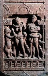 Arte indio: Sundarananda ayudando a Sundari en su aseo. Periodo Kouchane