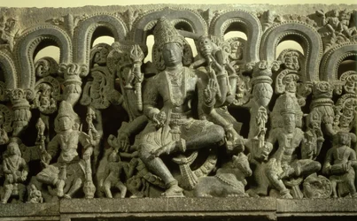 Dintel que representa la Trinidad: Siva, Brahma y Vishnu, Warangal, Kakatiya