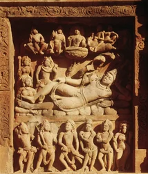 Relieve que representa a Vishnu reclinado sobre la serpiente Shesha, del templo de Vishnu, hacia 500 d. C.