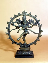 Shiva bailando en el círculo de fuego y aplastando el espíritu del mal
