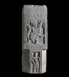 Losa de estupa mostrando un enano y figuras escitas, del sitio de Nagarjuna (relieve)