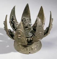 Visnú con el loto, rodeado de sus encarnaciones sobre los pétalos articulados, India oriental, hacia 1200
