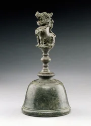 Campana con león
