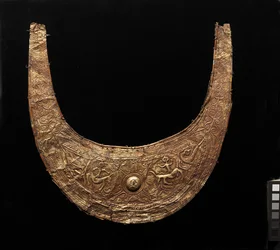 Ornamento en forma de media luna (tobelo)