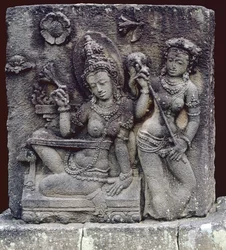 Reina Sentada