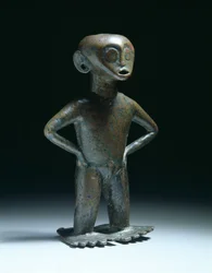 Figura femenina de pie