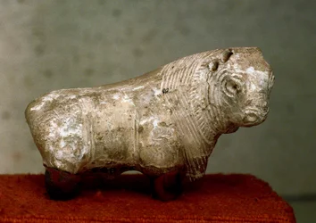 Civilización del valle del Indo (5000 a. C.): toro. Figurilla de terracota de Mohenjo-Daro (Mohenjo Daro) (Pakistán), 2400 a. C. Karachi, Museo Nacional, Pakistán