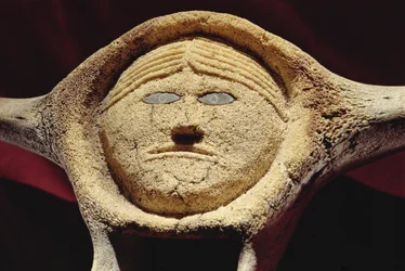 Cabeza de Jano, de Cape Dorset (vértebra de ballena)
