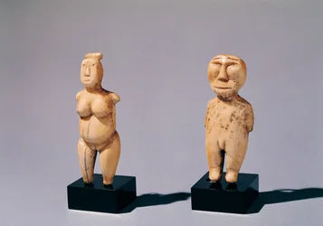 Dos estatuillas de un hombre y una mujer, del estrecho de Bering