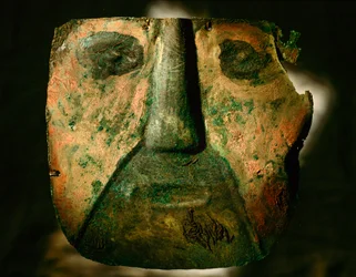 Una máscara de cobre exhumada de la cultura de Lambayeque de A....