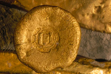 Una reluciente fortuna de oro y plata ha sido recuperada del fondo marino. Tesoros como este botón de oro fueron enviados del Nuevo Mundo a Sevilla pasando por Cuba. Cortesía de la Oficina del Historiador de la Ciudad de La Habana.