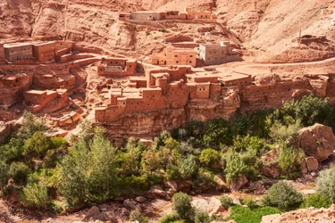 Una escena de un pueblo en el camino a Ait Benhaddou desde Marrakech, Marruecos., 2019 (foto)