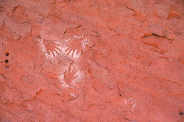 Antiguo arte rupestre anasazi, huella de una mano en Grand Gulch, Utah.