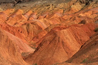 En las rocas de colores cerca del campamento de Wu Cai Wan en el desierto de Gobi, Xinjiang,..., 2007 (foto)