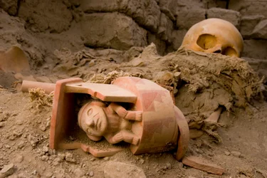 Huesos de la hembra sacrifican una cerámica de un hombre sentado bajo un tejado., 2005 (foto)