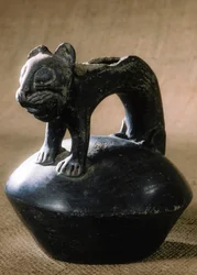 Felino de cerámica de estilo Chimu, hallado en Purachuco, Perú. La edad estimada es de 500 - 600 años.