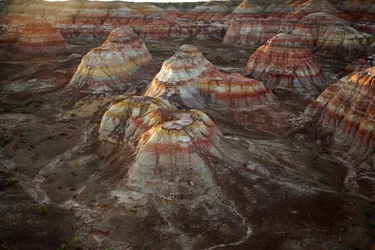 Rocas de colores cerca de Wu Cai Wan en el desierto de Gobi, Xinjiang, China occidental., 2007 (foto)