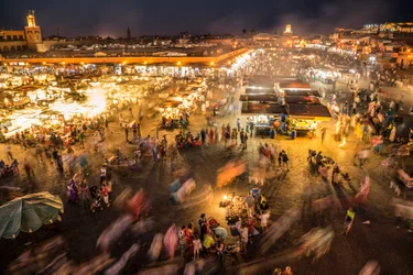 Mirando hacia abajo en Jemaa el-Fnaa. la plaza del mercado en la medina, Marrakech., 2014 (foto)