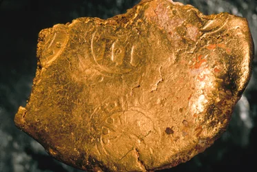 Preciosos cargamentos de los siglos XVI y XVII hallados en naufragios cerca de aguas cubanas. Se presentan en una deslumbrante variedad de formas y tamaños en oro de 22 quilates. Esta es una pieza de oro con un sello de impuesto de ensayador Cortesía de la