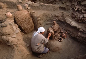 Richard Gómez limpiando artefactos recién descubiertos en la excavación de la escuela., 2001 (foto)