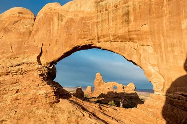 Luz del amanecer sobre Window Arch en el parque nacional de los Arcos, situado a las afueras de Moab, Utah, 2012