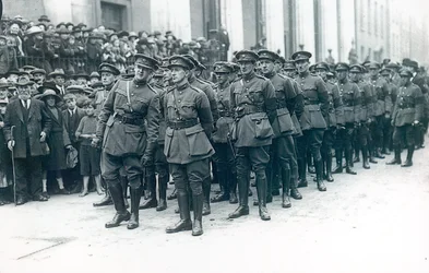 Michael Collins (1890-1922) (izquierda) como Jefe del Ejército del Estado Libre Irlandés en el funeral de Arthur Griffith, agosto de 1922